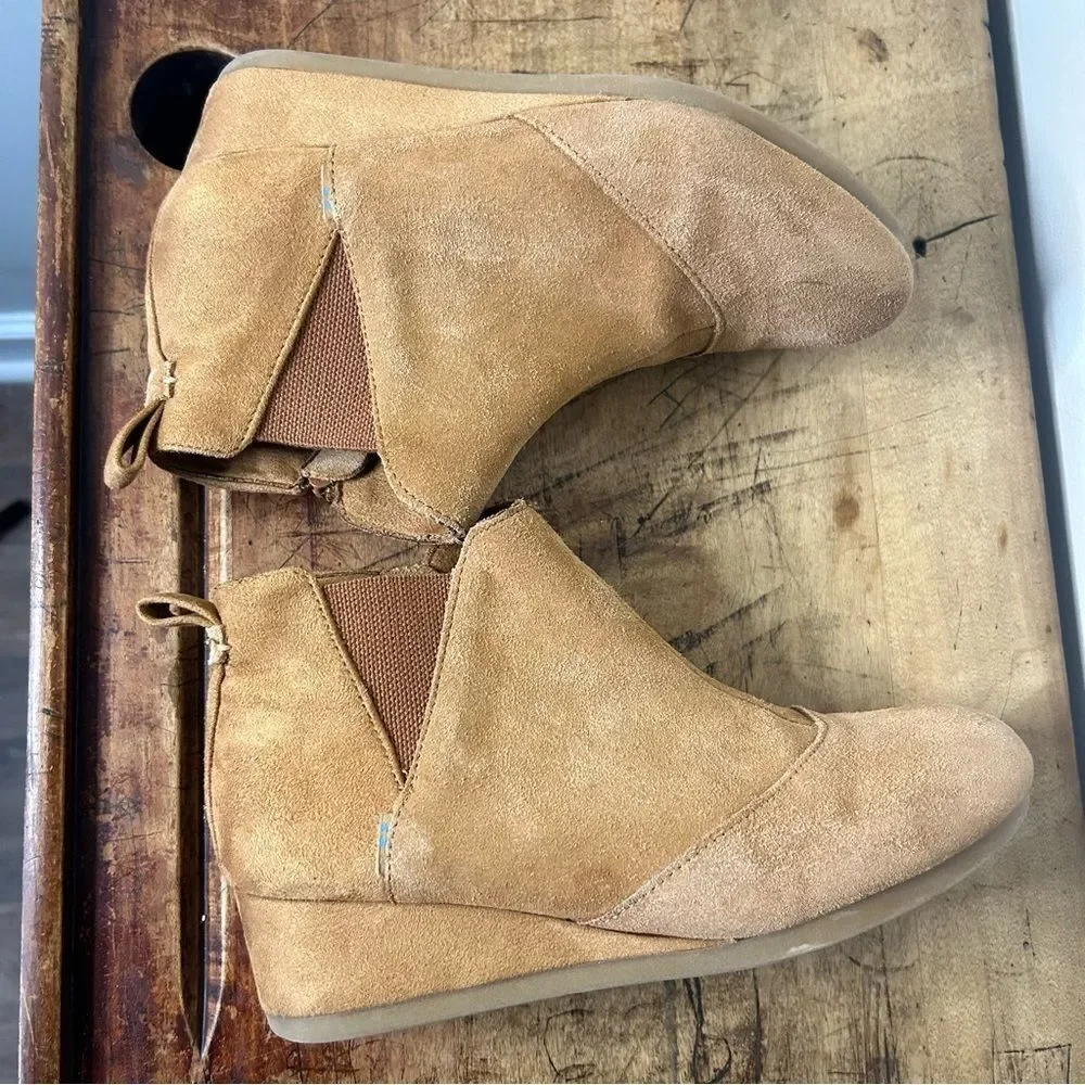 Toms Caramel Brown Suede Youth sz 4.5 Kelsey Wedge Booties 10014332 preworn